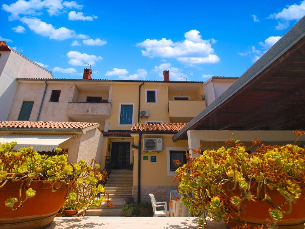 Family Friendly Apartment 946 Pula Exterior photo